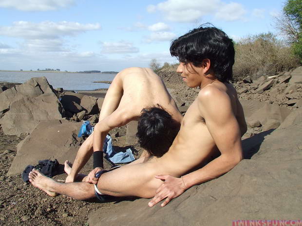 nude posing twinks